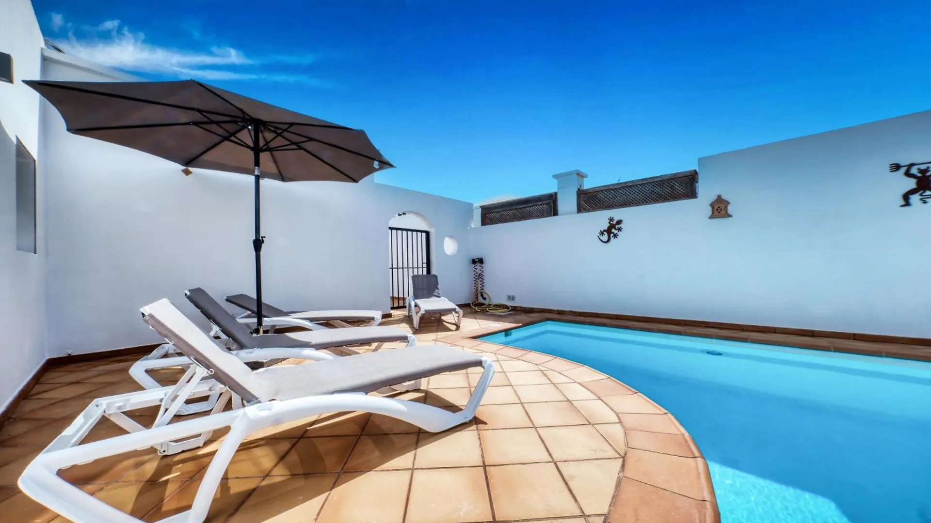 Villa Rosa-Private Pool, Quiet Area Arrecife